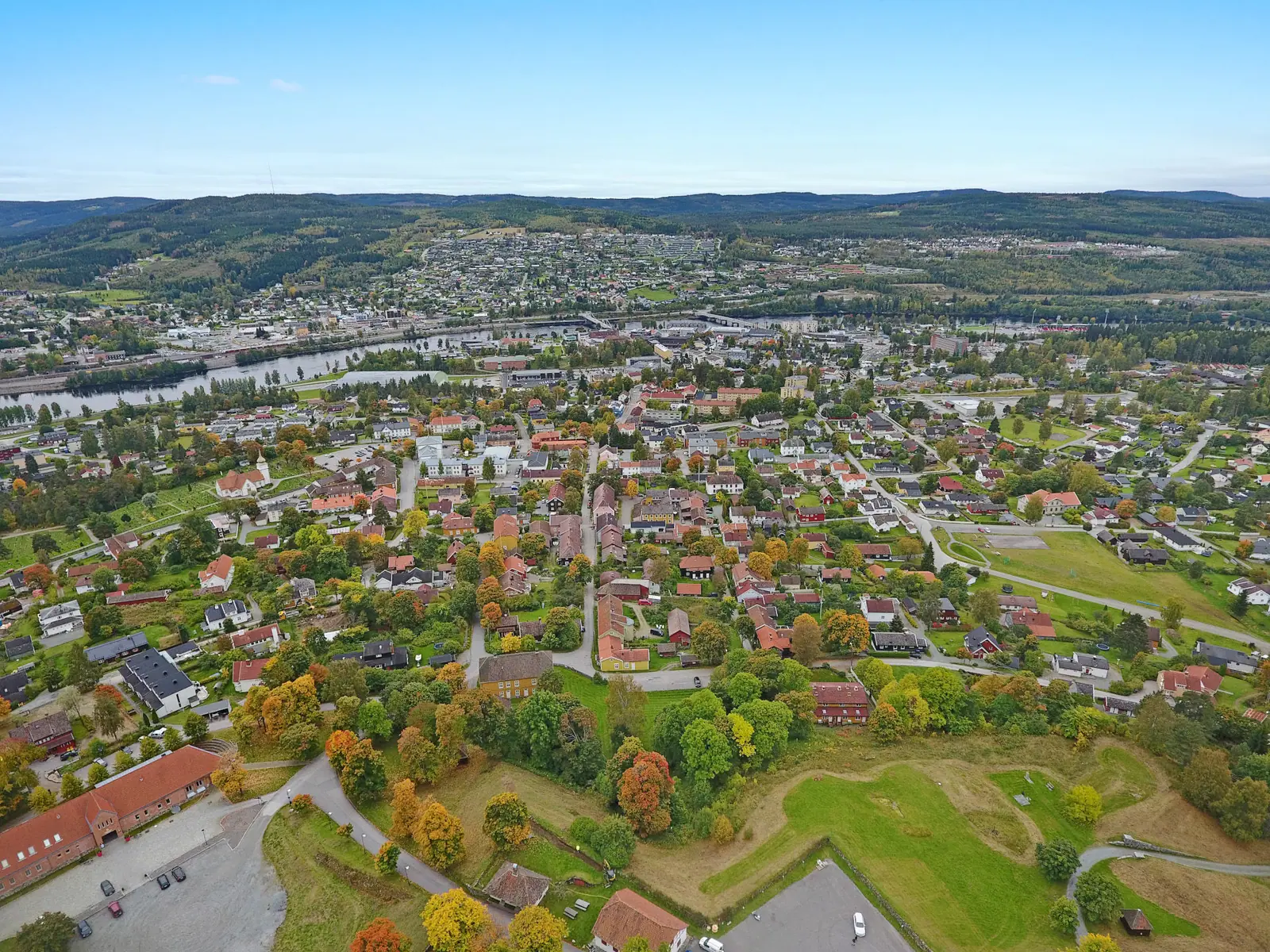 Kongsvinger from the air on an autumn day — Øvrebyen, the fortress and the Glomma