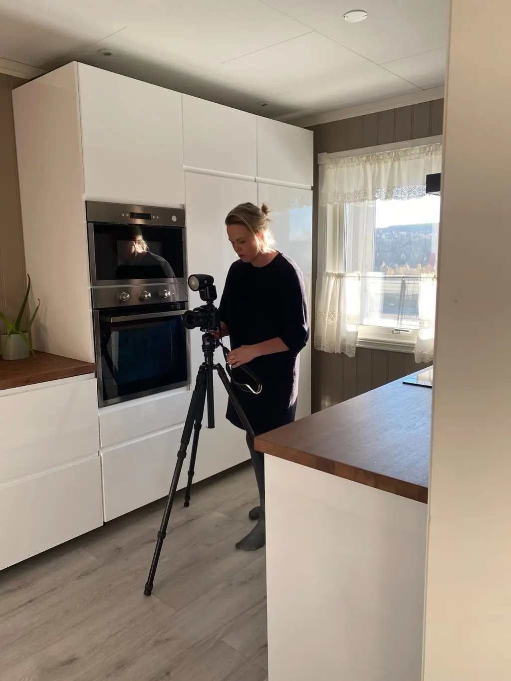 KOBBL Eiendom's in-house photographer shooting a kitchen