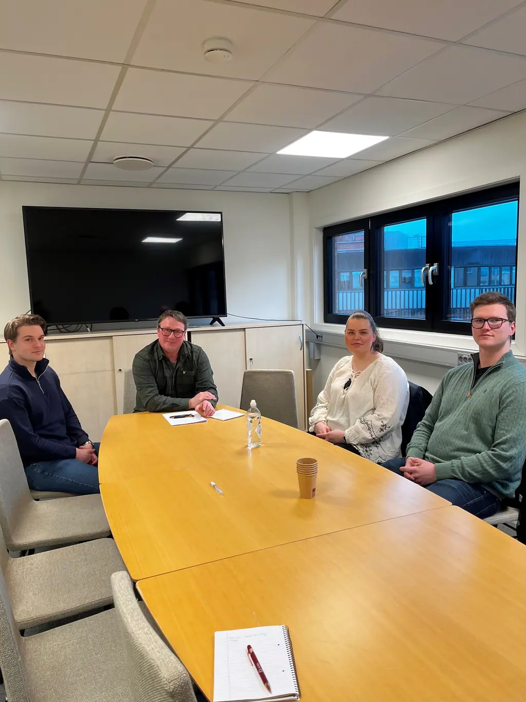 Contract meeting with buyer, seller and agent around the table