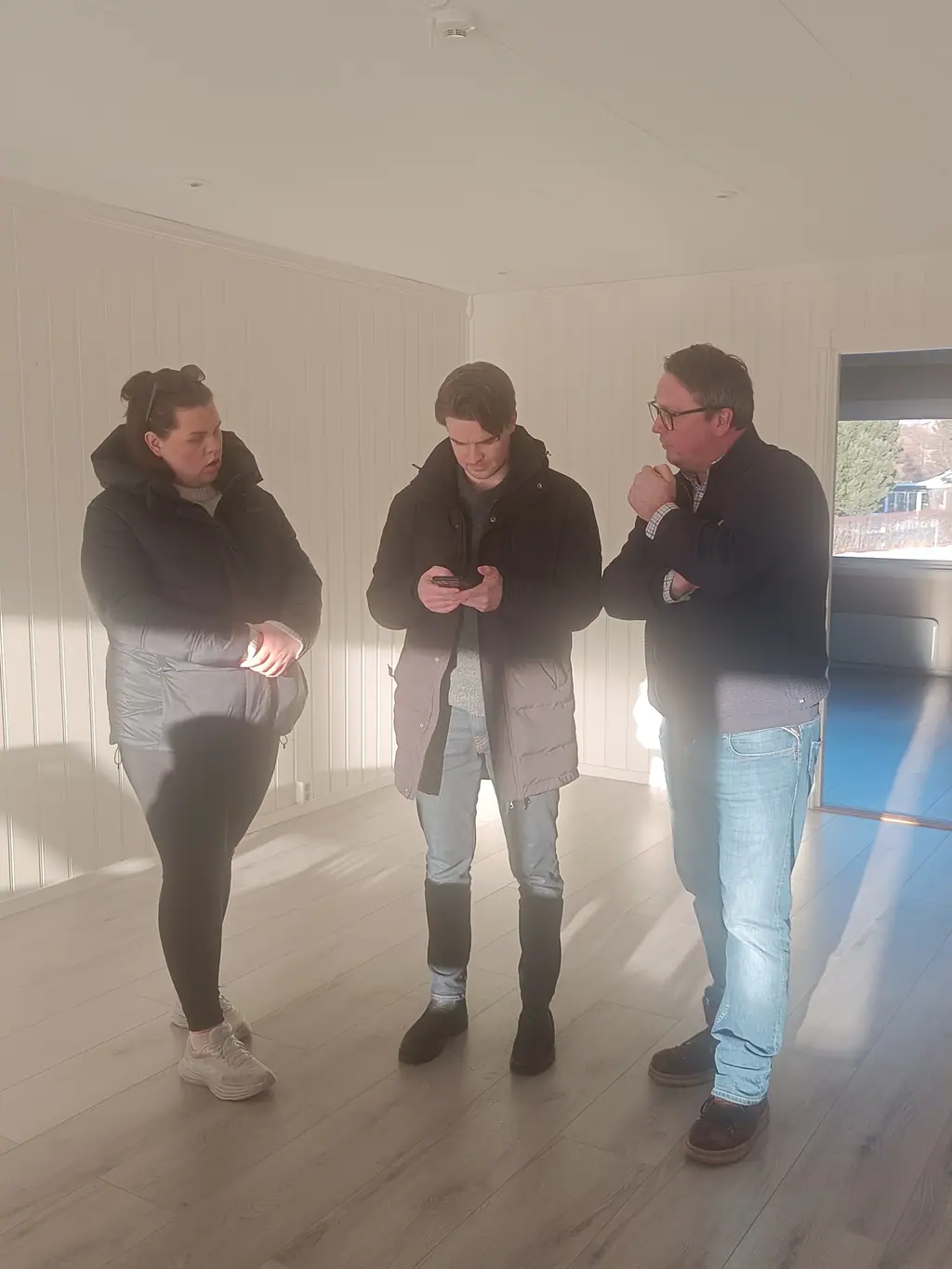 Seller, buyer and agent at the handover in the apartment